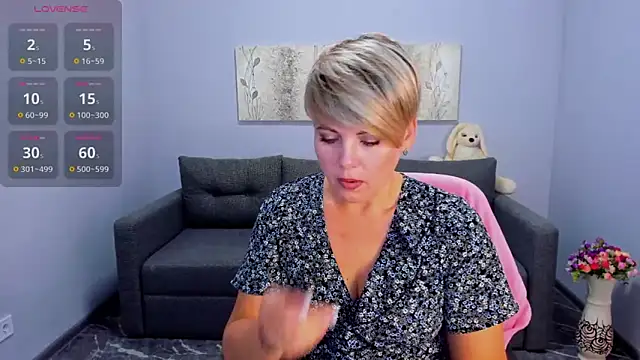 Julia Wilsone online show from October 1, 5:46 am