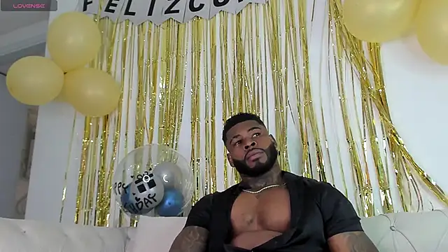 Snapshot of Makonneen chatting on May 26, 10:39 pm Makonneen online show from May 26, 10:39 pm