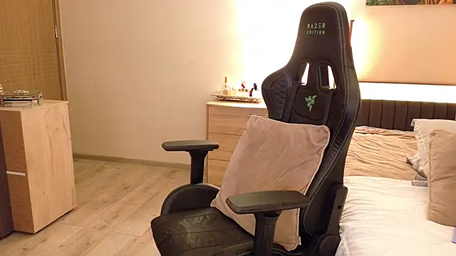 joycesilver online show from December 5, 9:18 am