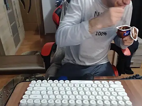 uncutguy01 online show from November 10, 4:44 am