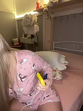 Snapshot of touchme_now chatting on February 8, 2:38 pm touchme now online show from February 8, 2:38 pm