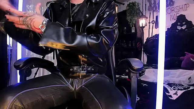 Snapshot of allanhurtss chatting on December 6, 3:00 pm allanhurtss online show from December 6, 3:00 pm