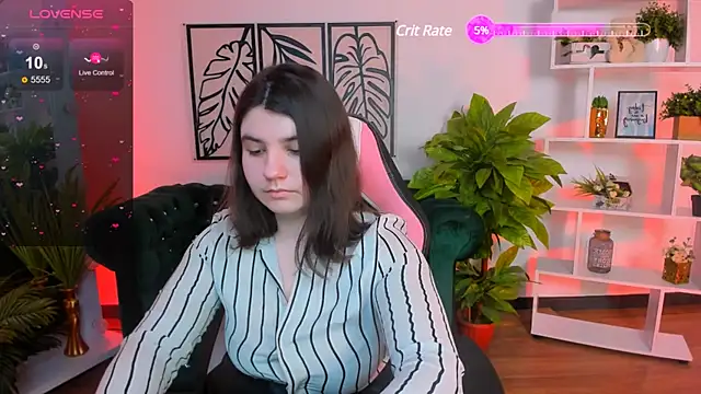 Snapshot of Viola__Shy chatting on February 18, 9:09 pm Viola Shy online show from February 18, 9:09 pm