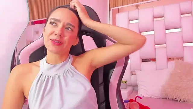 EmmyCruzZ online show from December 16, 7:41 pm