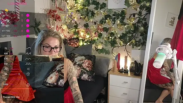 Snapshot of Tatjana_Sue chatting on December 18, 8:14 pm Tatjana Sue online show from December 18, 8:14 pm