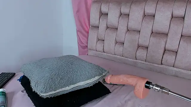 Emma Evelyn online show from February 8, 7:50 pm