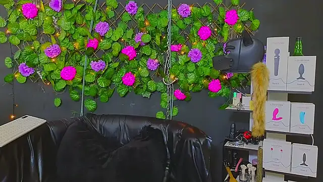 Snapshot of Sweett_Mollyy chatting on July 7, 4:22 pm Sweett Mollyy online show from July 7, 4:22 pm