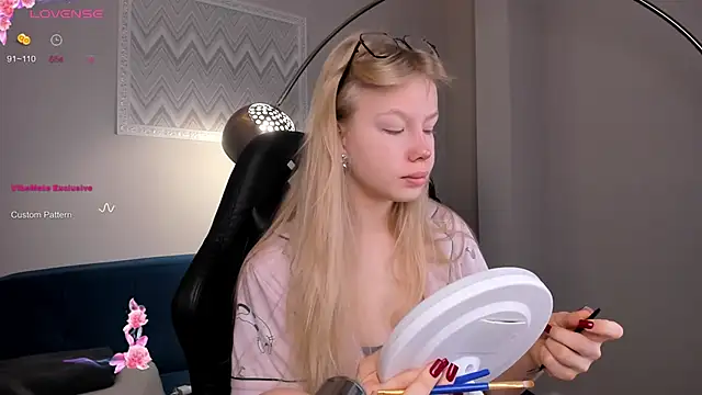 Sarra Cooper online show from December 11, 1:05 am