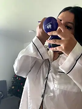 Snapshot of Pretty_Isadora chatting on December 15, 4:33 pm Pretty Isadora online show from December 15, 4:33 pm