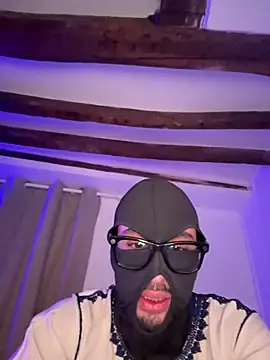 Snapshot of GGaParis18 chatting on December 19, 3:35 am GGaParis18 online show from December 19, 3:35 am