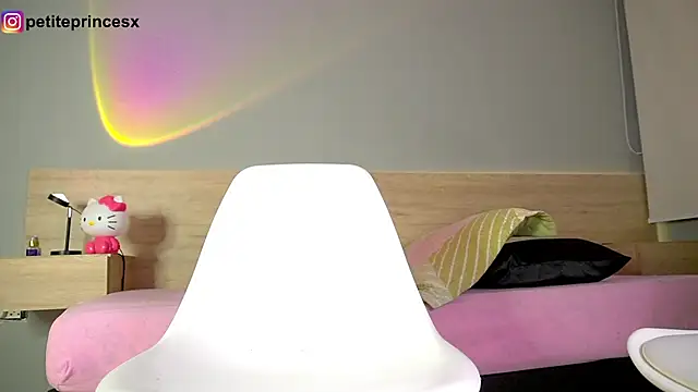 petitevictoria online show from February 19, 4:34 am