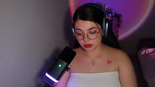 helengilmor online show from April 22, 4:41 pm