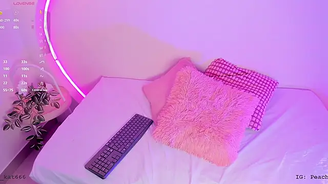 katiepeach  online show from February 8, 1:11 pm