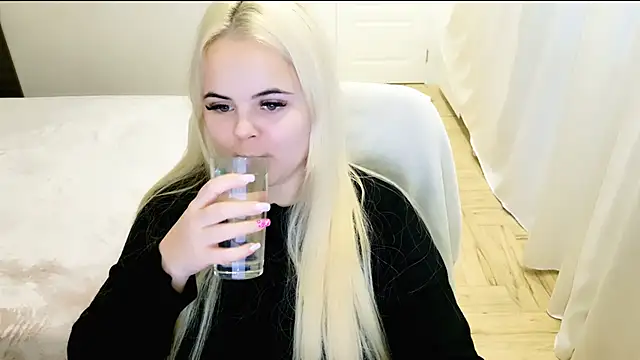 lovely-eyes online show from December 21, 6:30 am