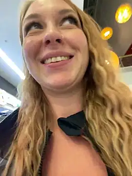 Snapshot of Sweet___Emily chatting on December 19, 6:01 pm Sweet Emily online show from December 19, 6:01 pm