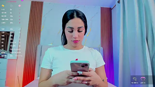 Snapshot of amelie_leigh chatting on February 5, 1:15 am amelie leigh online show from February 5, 1:15 am