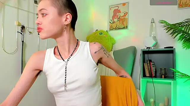 Snapshot of PamelaYong chatting on December 12, 1:49 pm PamelaYong online show from December 12, 1:49 pm