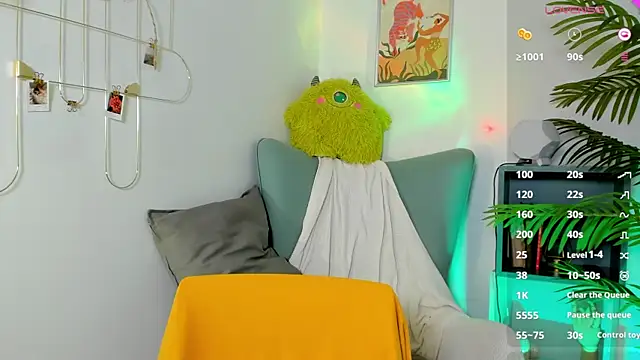 Snapshot of PamelaYong chatting on February 5, 1:44 pm PamelaYong online show from February 5, 1:44 pm