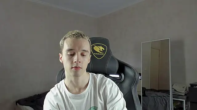 Snapshot of MasonWarholl chatting on December 12, 12:22 pm MasonWarholl online show from December 12, 12:22 pm