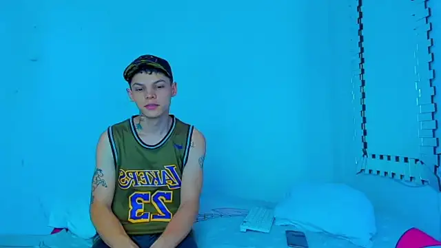 Snapshot of HOT_boy2025 chatting on January 31, 8:43 pm HOT boy2025 online show from January 31, 8:43 pm