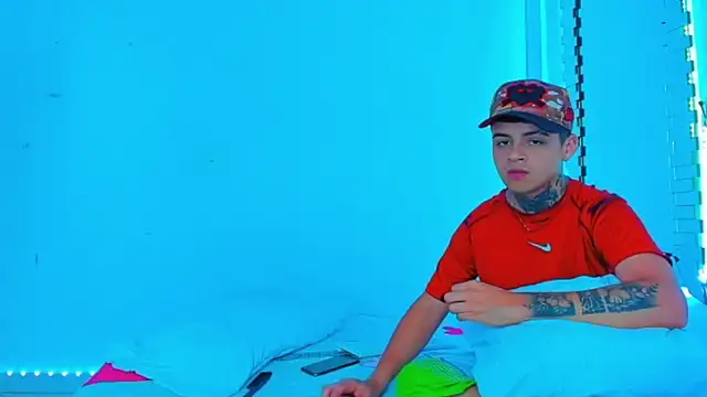 Snapshot of HOT_boy2025 chatting on February 2, 9:45 pm HOT boy2025 online show from February 2, 9:45 pm