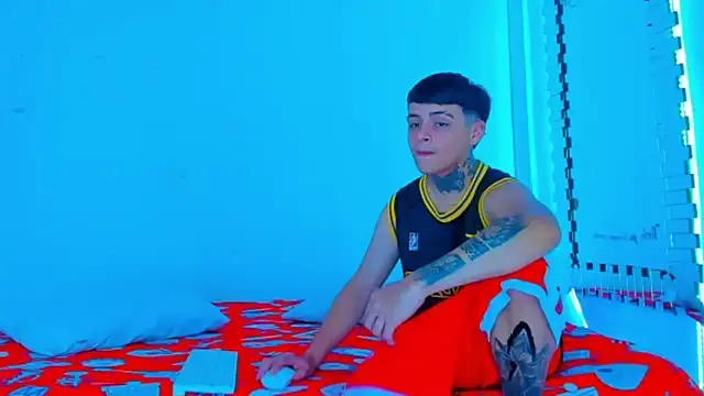 Snapshot of HOT_boy2025 chatting on March 4, 7:22 pm HOT boy2025 online show from March 4, 7:22 pm