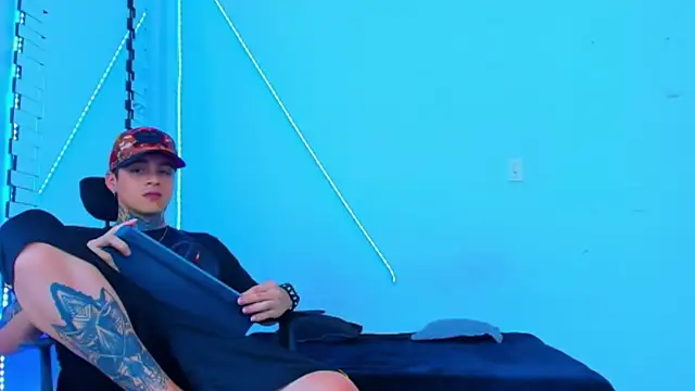 Snapshot of HOT_boy2025 chatting on October 9, 9:02 pm HOT boy2025 online show from October 9, 9:02 pm