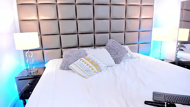 AnnyHizzle online show from March 1, 3:43 am