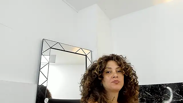 Snapshot of Juliabadlee chatting on December 2, 2:42 am Juliabadlee online show from December 2, 2:42 am