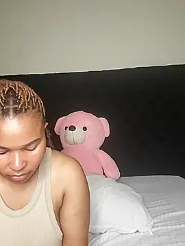 Snapshot of R-thequeen chatting on February 25, 12:15 pm R-thequeen online show from February 25, 12:15 pm