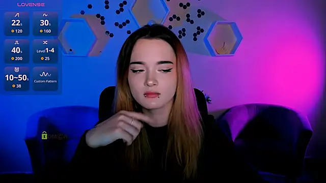 liana kisses online show from November 28, 8:00 pm