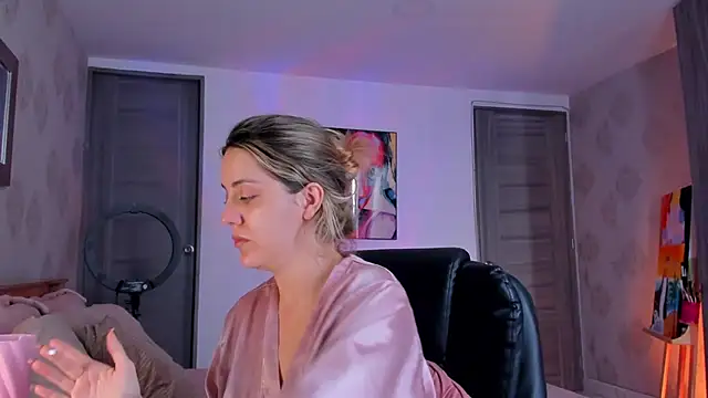 martinaaricci online show from December 4, 3:21 pm