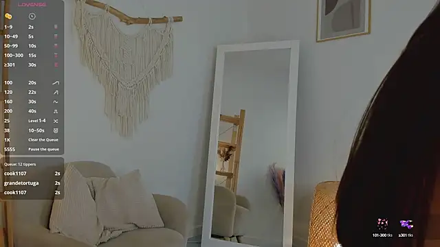 EmiliaDreams online show from February 4, 7:00 pm