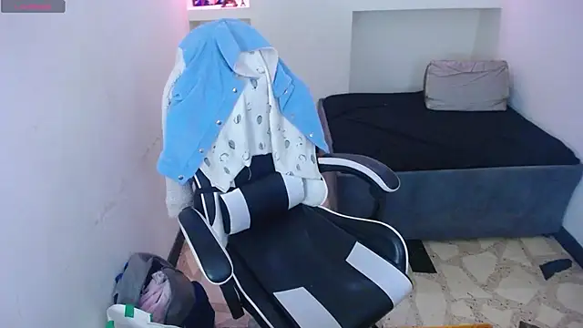 Snapshot of Bonnye_star chatting on December 15, 5:44 am Bonnye star online show from December 15, 5:44 am