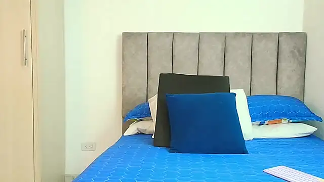 karina lewis  online show from September 22, 4:03 am