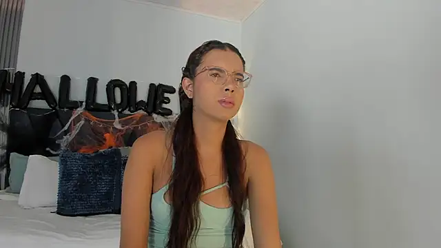 sara saenz99 online show from October 28, 8:00 pm