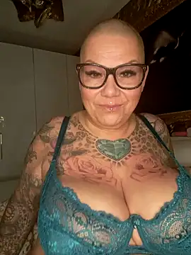 Snapshot of gepiercte_nippel chatting on December 23, 12:25 am gepiercte nippel online show from December 23, 12:25 am