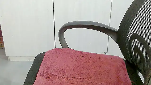 Snapshot of Destiny_Desire chatting on April 17, 7:28 pm Destiny Desire online show from April 17, 7:28 pm