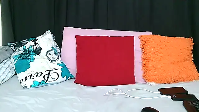 DIRTYTALKINQUEEN online show from March 18, 10:04 pm