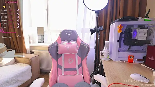 Snapshot of My_Emmy chatting on February 28, 9:21 am My Emmy online show from February 28, 9:21 am