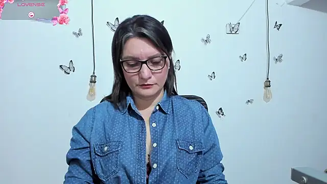 Amie Adams82  online show from December 15, 3:38 pm