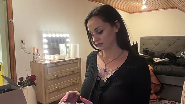 Snapshot of JeSuisUnTapin chatting on February 2, 6:17 pm JeSuisUnTapin online show from February 2, 6:17 pm