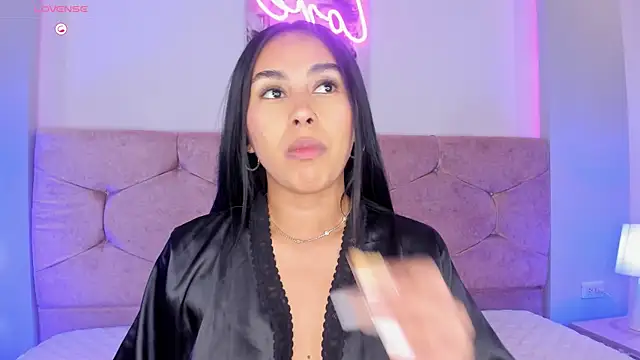Snapshot of Cameliaa_Smiith chatting on December 15, 5:34 am Cameliaa Smiith online show from December 15, 5:34 am