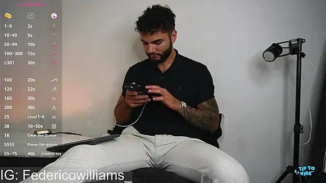 Snapshot of Derek_w chatting on January 18, 11:00 am Derek w online show from January 18, 11:00 am