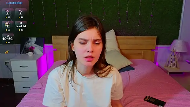 Snapshot of SusieMorris chatting on December 4, 8:12 am SusieMorris online show from December 4, 8:12 am