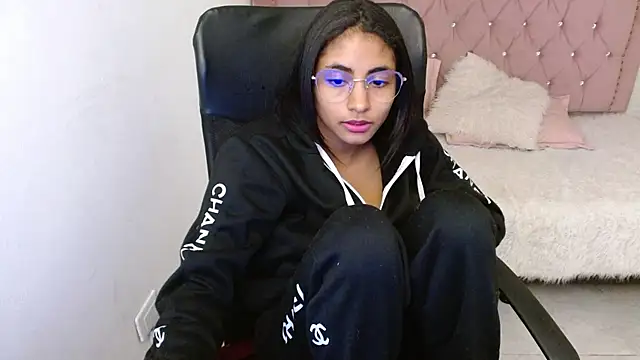 shaneelle online show from February 3, 9:30 am