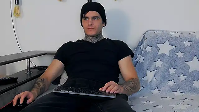 Snapshot of CarterCole chatting on December 15, 9:24 am CarterCole online show from December 15, 9:24 am