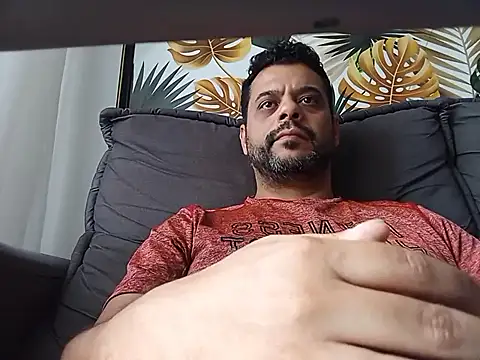 Snapshot of HornyBeachBoyBR chatting on November 8, 1:55 pm HornyBeachBoyBR online show from November 8, 1:55 pm