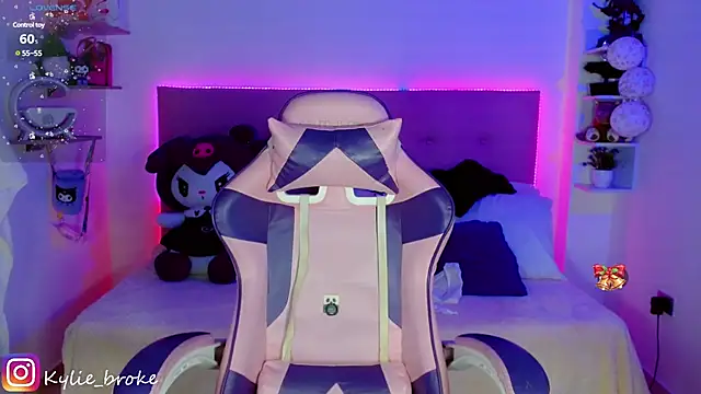 Snapshot of Kylie_brokee chatting on January 6, 3:09 am Kylie brokee online show from January 6, 3:09 am