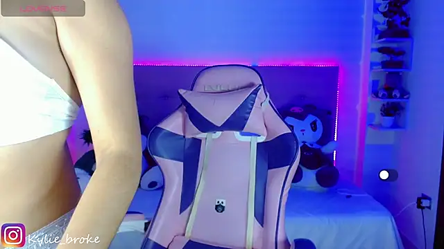 Snapshot of Kylie_brokee chatting on February 4, 9:10 pm Kylie brokee online show from February 4, 9:10 pm